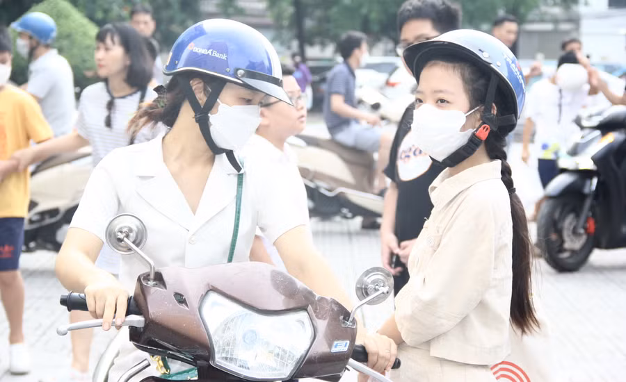 Phụ huynh và thí sinh trước giờ vào phòng thi.