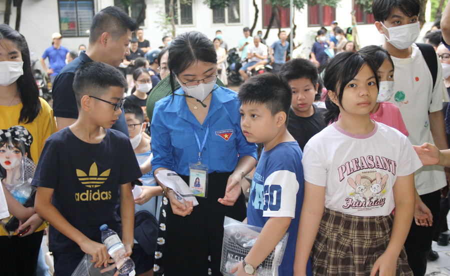 Thanh niên tình nguyện ân cần, hướng dẫn, động viên thí sinh.