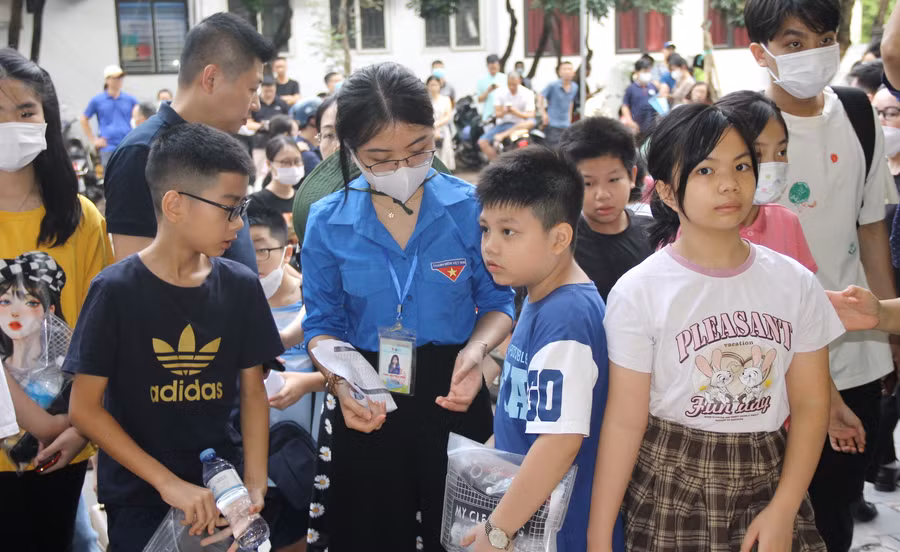 Thanh niên tình nguyện ân cần, hướng dẫn, động viên thí sinh.