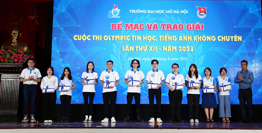 Đại diện Đoàn Thanh niên - Hội Sinh viên Việt Nam Trường ĐH Mở Hà Nội trao khen thưởng tới sinh viên tham dự Cuộc thi. Đại diện Đoàn Thanh niên - Hội Sinh viên Việt Nam Trường ĐH Mở Hà Nội trao khen thưởng tới sinh viên tham dự Cuộc thi.