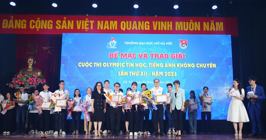 PGS.TS Nguyễn Thị Nhung - Hiệu trưởng Trường ĐH Mở Hà Nội và TS Nguyễn Minh Phương, Phó Hiệu trưởng nhà trường trao khen thưởng cho các sinh viên xuất sắc trong Cuộc thi.