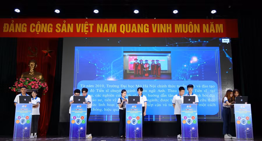 Các đội tham gia phần đấu trí tại vòng chung kết diễn ra chiều 4/6.