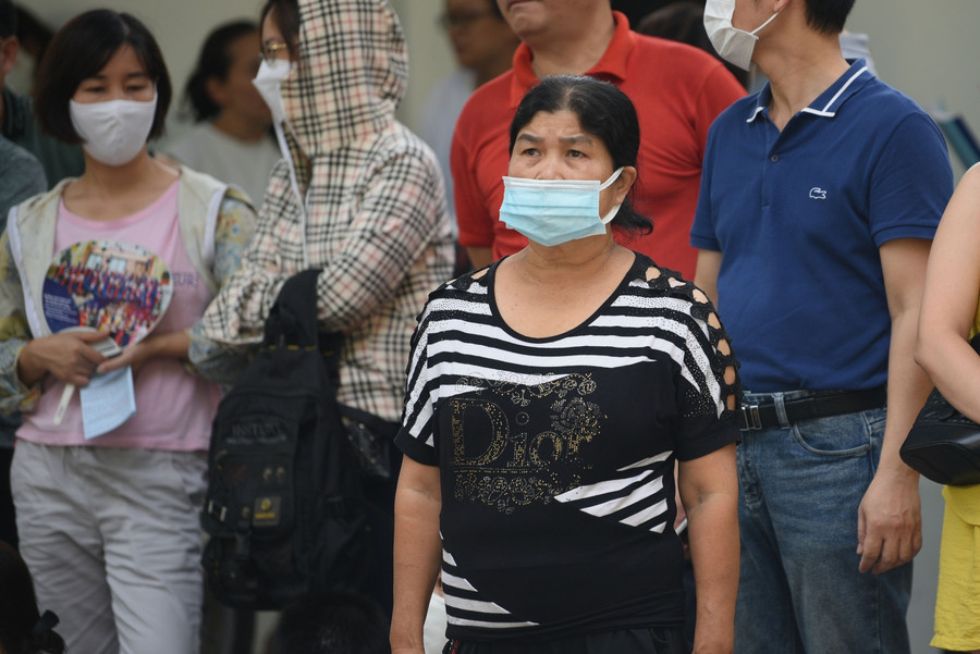 Nhiều phụ huynh luôn dõi theo con em mình từ khi bước chân vào trường thi đến khi đón con lúc kết thúc bài thi.