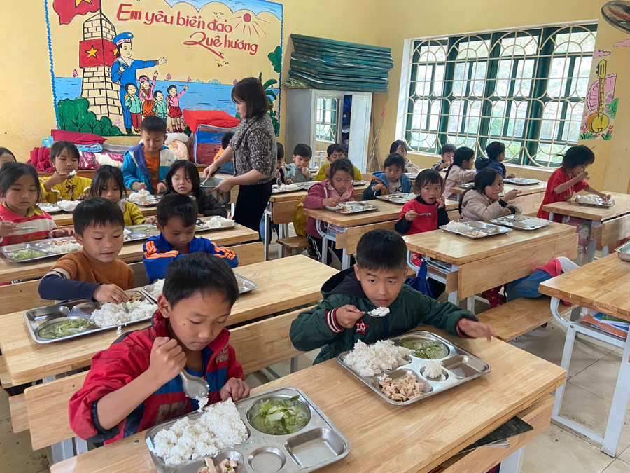 Chính sách đối với nhà giáo sẽ là động lực để các thầy cô giáo thêm yêu và gắn bó với nghề. Chính sách đối với nhà giáo sẽ là động lực để các thầy cô giáo thêm yêu và gắn bó với nghề.
