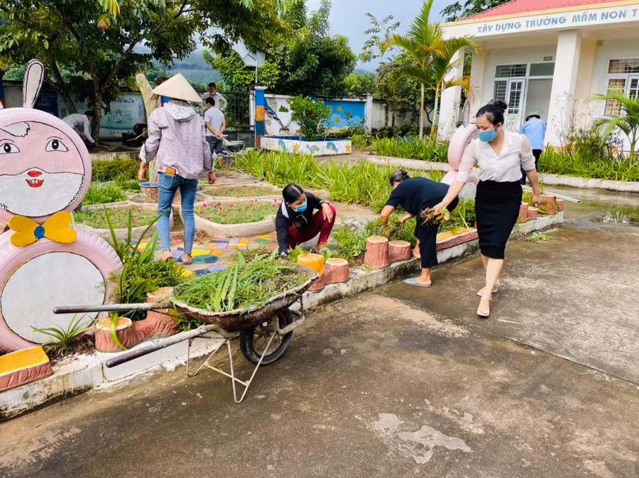 GIáo viên dọn vệ sinh đón trẻ vào năm học mới tại Trường Mầm non Thanh Sơn, huyện Ba Chẽ, tỉnh Quảng Ninh.