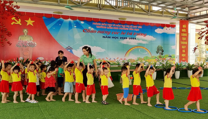 Trẻ mầm non vui mừng trong ngày tới trường. Trẻ mầm non vui mừng trong ngày tới trường.