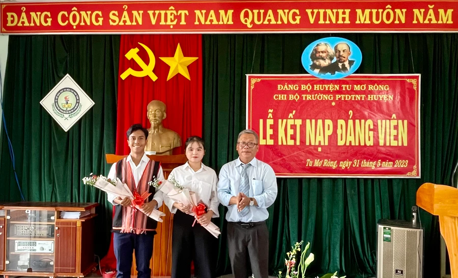 A BLiêm và Y Thoáng - học sinh trường Phổ thông Dân tộc nội trú huyện Tu Mơ Rông kết nạp vào Đảng khi vừa tròn 18 tuổi.