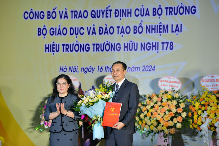 Cũng trong dịp lễ Bunpimay năm nay, nhà trường cũng nhận quyết định của Bộ trưởng Bộ GD&amp;ĐT về bổ nhiệm lại hiệu trưởng nhà trường cho ông Lê Phú Thắng.