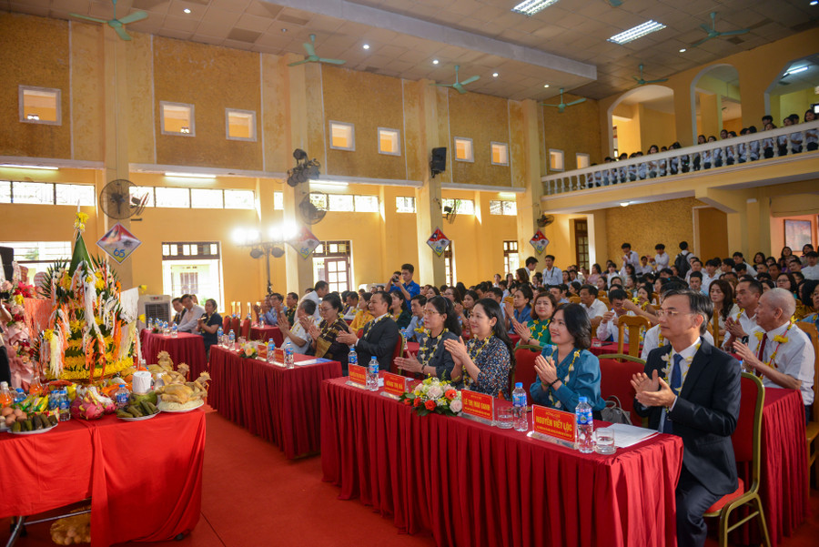 Buổi lễ được sự tham gia đông đủ của các lưu học sinh Lào đang theo học tại trường, các bạn học sinh Việt Nam cũng như các khách mời.