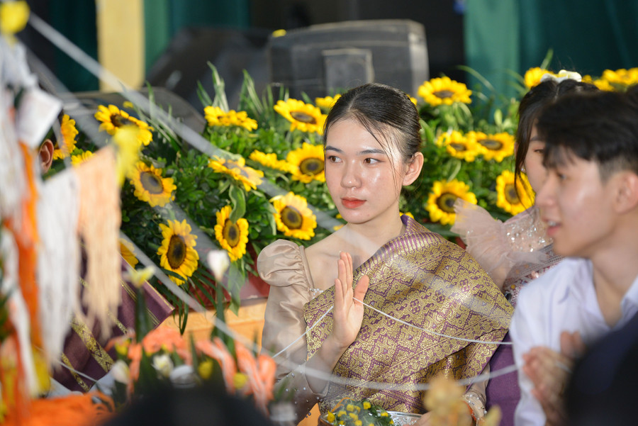 Tết Bunpimay bắt đầu bằng nghi thức cúng Phật, mọi người cùng nhau ngồi quanh bàn cùng với những sợi chỉ được nối dài tới từng người.