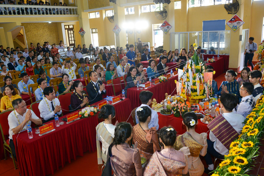 Mặc dù không có thời gian, điều kiện về đón Tết cổ truyền với gia đình, các học sinh – sinh viên Lào đã có một ngày cực ý nghĩa với những nghi thức không thể thiếu trong Tết Bunpimay như cột chỉ tay, lễ hội té nước…