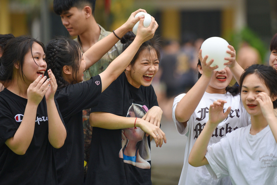 Ngay sau phần lễ hàng trăm học sinh Việt Nam, Lào cùng tham gia lễ hội té nước.