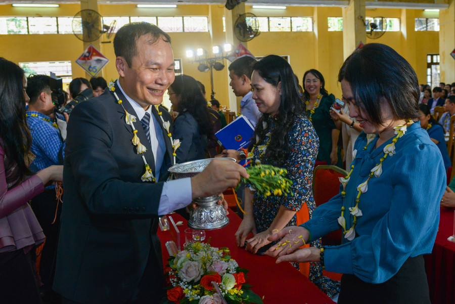 Sau lễ cúng, nước thơm sẽ được té lên người khách và những người tham dự, sau đó, mọi người sẽ cùng té nước.
