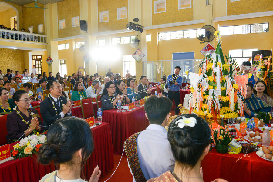 Mặc dù không có thời gian, điều kiện về đón Tết cổ truyền với gia đình, các học sinh – sinh viên Lào đã có một ngày cực ý nghĩa với những nghi thức không thể thiếu trong Tết Bunpimay như cột chỉ tay, lễ hội té nước…