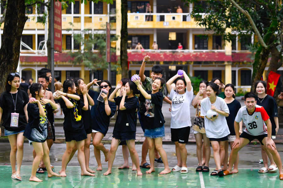 Ngay sau phần lễ hàng trăm học sinh Việt Nam, Lào cùng tham gia lễ hội té nước.