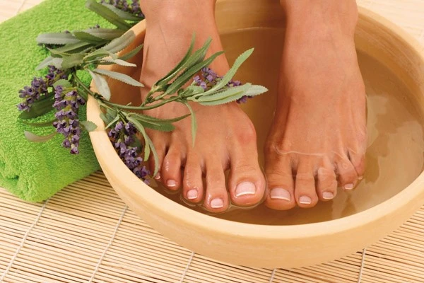 Sử dụng nước muối loãng, tinh dầu bạc hà tốt cho đôi chân