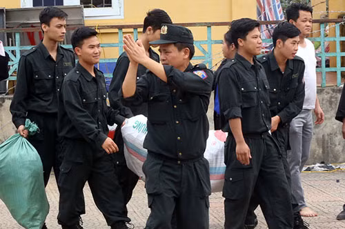 Những chiến sĩ cảnh sát cơ động bị bắt giữ trái pháp luật đang rời nhà văn hóa thôn Hoành hôm 22/4. Ảnh: Bá Đô.