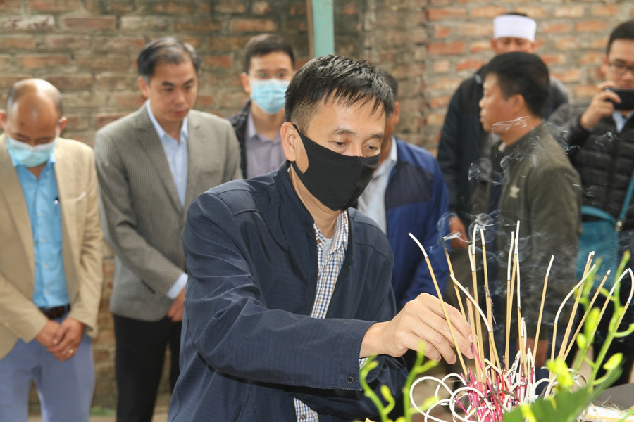 Ông Phạm Văn Đức - Phó tổng giám đốc Urenco thắp nén nhang tiễn biệt người nhân viên cần mẫn Ông Phạm Văn Đức - Phó tổng giám đốc Urenco thắp nén nhang tiễn biệt người nhân viên cần mẫn