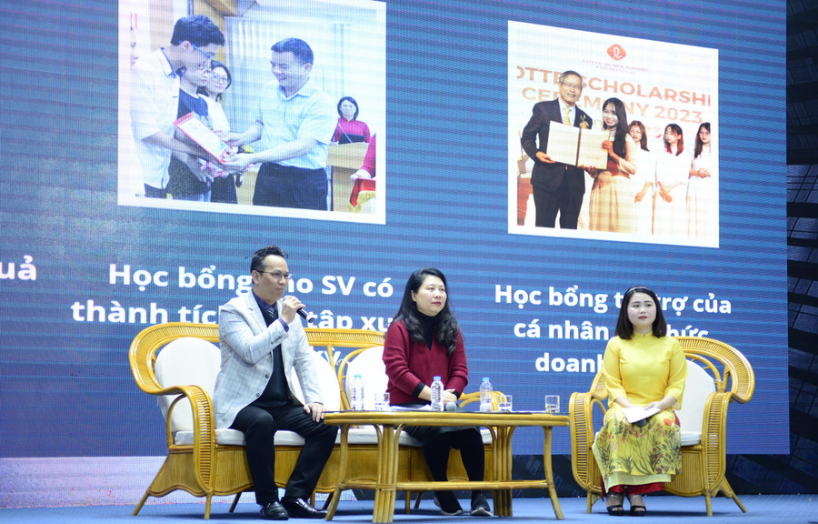 TS Nguyễn Tiến Dũng (ngoài cùng bên trái) chia sẻ thông tin về tuyển sinh với phụ huynh và học sinh tại Ngày hội tuyển sinh Open day.