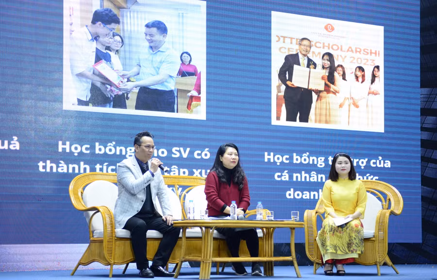 TS Nguyễn Tiến Dũng (ngoài cùng bên trái) chia sẻ thông tin về tuyển sinh với phụ huynh và học sinh tại Ngày hội tuyển sinh Open day.