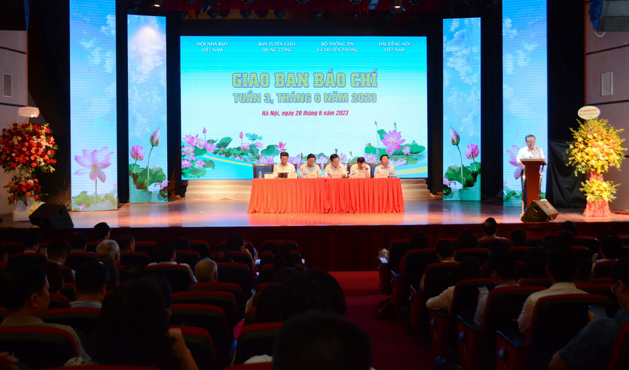 Quang cảnh buổi giao ban. Quang cảnh buổi giao ban.