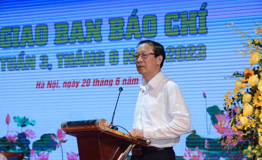 Thứ trưởng Phạm Ngọc Thưởng báo cáo công tác chuẩn bị thi tốt nghiệp THPT năm 2023 tại giao báo báo chí tuần 3, tháng 6.