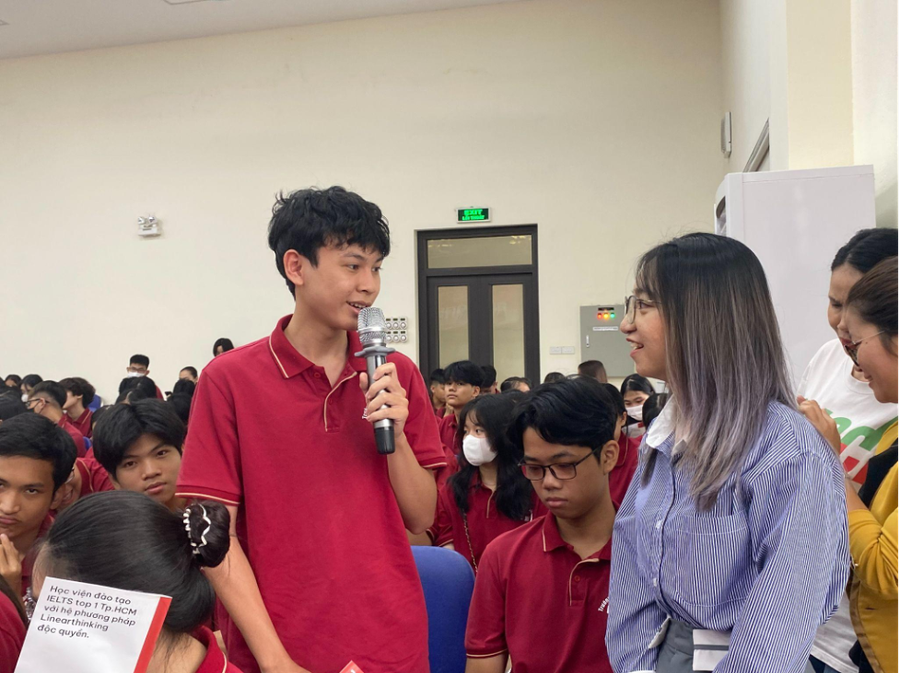 Diễn giả Thùy Linh vui vẻ giao lưu với học sinh. Diễn giả Thùy Linh vui vẻ giao lưu với học sinh.