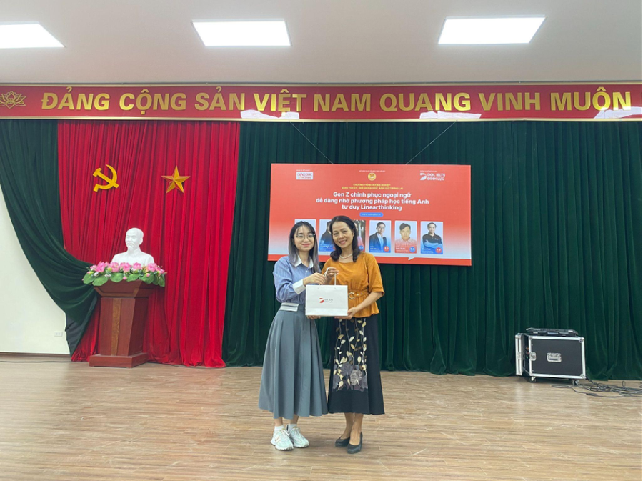Diễn giả chương trình cùng BGH Trường THPT Bắc Hà. Diễn giả chương trình cùng BGH Trường THPT Bắc Hà.
