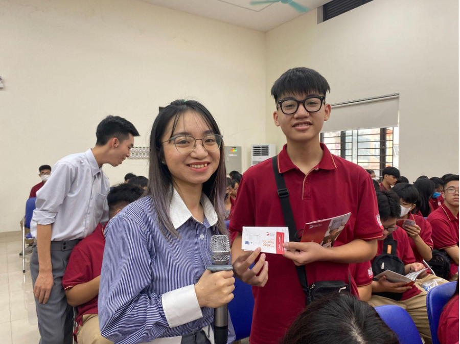 Học sinh trường THPT Bắc Hà hăng hái giao lưu cùng diễn giả. Học sinh trường THPT Bắc Hà hăng hái giao lưu cùng diễn giả.