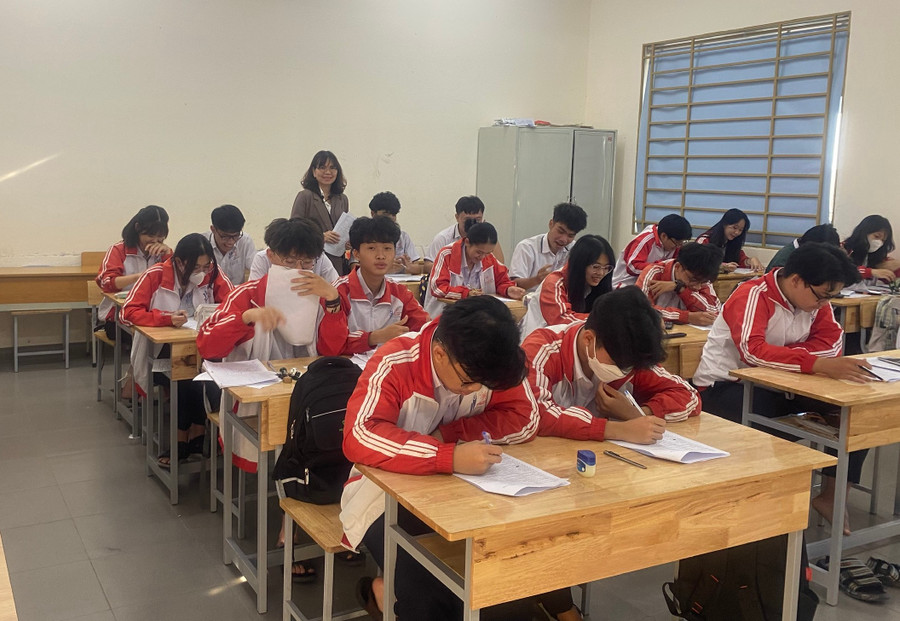 Giáo viên được lựa chọn là chủ nhiệm và ôn tập cho học sinh là những người hết sức trách nhiệm, uy tín, có chuyên môn tốt. Giáo viên được lựa chọn là chủ nhiệm và ôn tập cho học sinh là những người hết sức trách nhiệm, uy tín, có chuyên môn tốt.