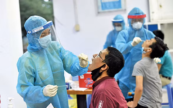 Lấy mẫu xét nghiệm Covid-19 tại khu lưu trú thuộc Khu chế xuất Tân Thuận. Ảnh: Tuổi trẻ Online