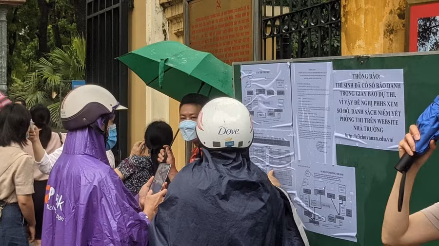 Phụ huynh xem thông báo hướng dẫn khu vực thi cho con