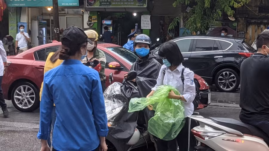Những lời dặn cuối cùng của phụ huynh cho con là hãy bình tĩnh tự tin bước vào làm bài