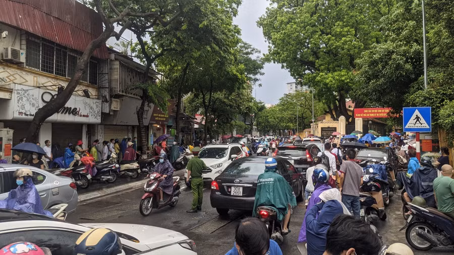 Công an phường và tình nguyện viên giải tỏa ách tắc tại cửa điểm thi