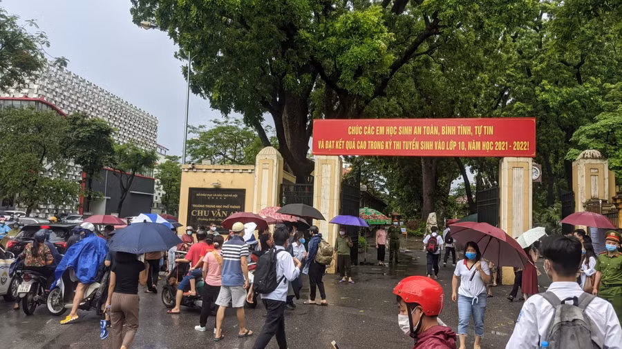 Điểm thi Trường THPT Chu Văn An từ sáng sớm, mưa còn chưa dứt hẳn nhưng thí sinh đã có mặt.