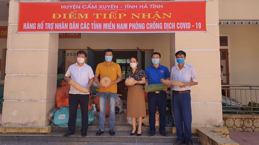 Quả bí, bó rau... từ góc vườn được người dân Hà Tĩnh đóng gói gửi đến TP.HCM