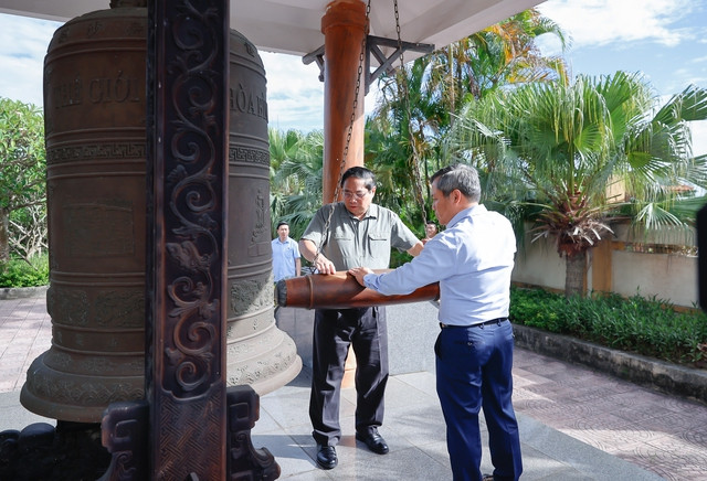 Thủ tướng Phạm Minh Chính thực hiện nghi thức thỉnh chuông tưởng nhớ các anh hùng, liệt sĩ - Ảnh: VGP/Nhật Bắc