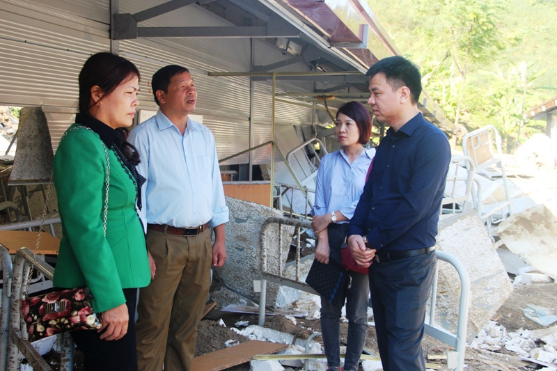 Tổng biên tập Báo GD&TĐ Triệu Ngọc Lâm (ngoài cùng bên phải) chia sẻ với hiệu trưởng nhà trường về những thiệt hại, mất mát do trận lũ lịch sử gây ra