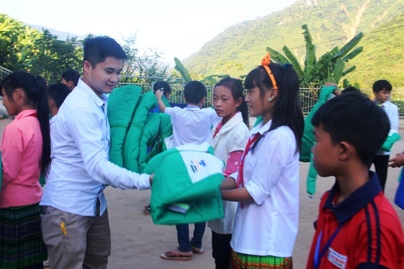 Đại diện Quỹ hỗ trợ Giáo dục NTS – Kaspersky (đơn vị trực thuộc NTS Group) trao áo cho học sinh