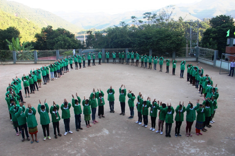 Sau khi nhận được áo mới, học sinh nhà trường đã cùng nhau xếp hình trái tim để bày tỏ tình cảm