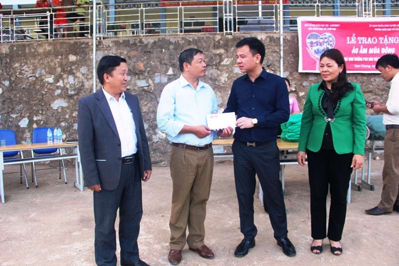 Tổng biên tập Triệu Ngọc Lâm trích lương của cá nhân trao tặng 10 triệu đồng cho thầy và trò nhà trường