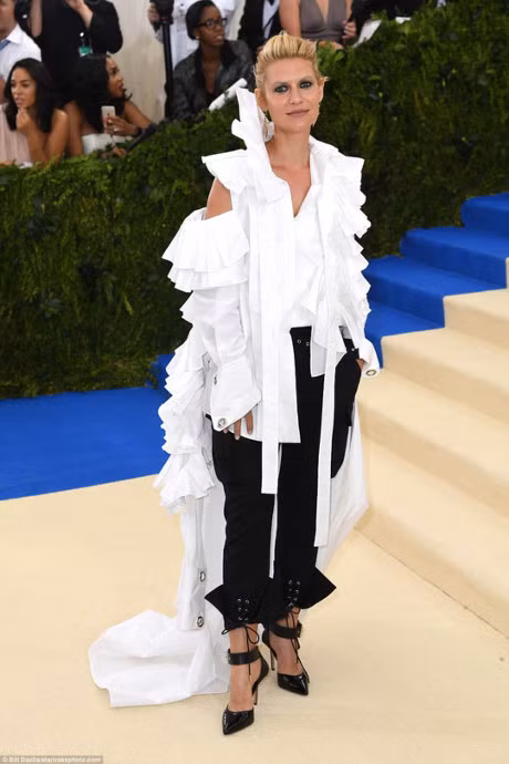 Dam quai di cua sao tren tham do - Anh 16