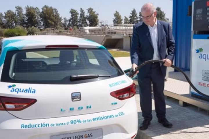 Loại xe hơi chạy bằng khí nhiên liệu sinh học làm từ nước thải và phân chuồng