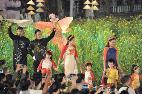 Á hậu Thanh Tú đẹp ngọt ngào giữa ngàn hoa - Ảnh 7 A hau Thanh Tu dep ngot ngao giua ngan hoa - Anh 7
