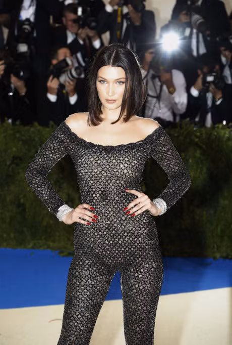 Dam quai di cua sao tren tham do - Anh 14