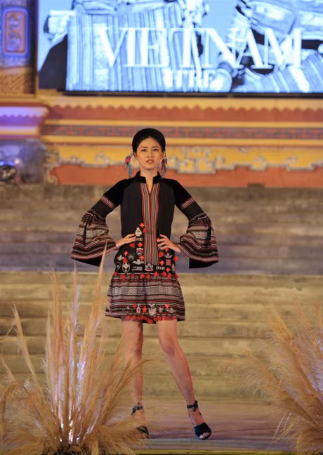 A hau Thanh Tu dep ngot ngao giua ngan hoa - Anh 3