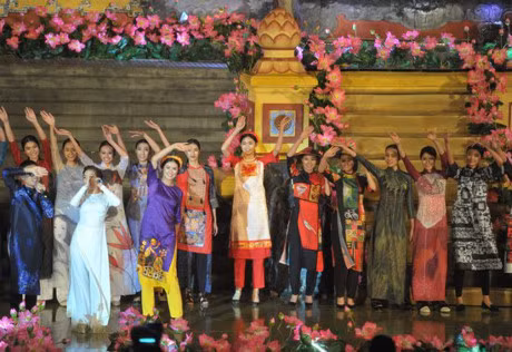 A hau Thanh Tu dep ngot ngao giua ngan hoa - Anh 1