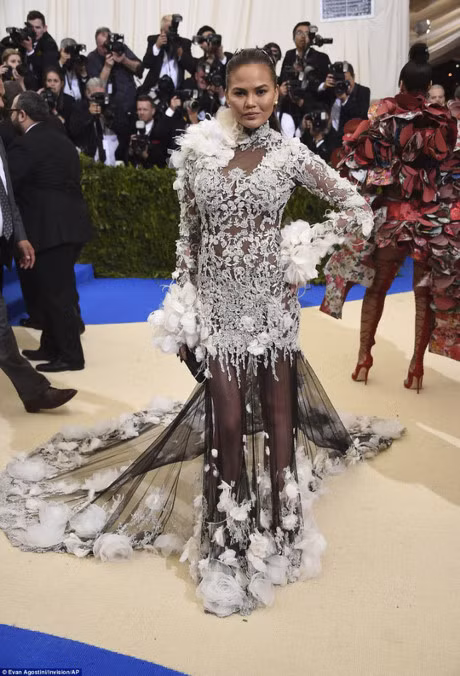 Dam quai di cua sao tren tham do - Anh 6