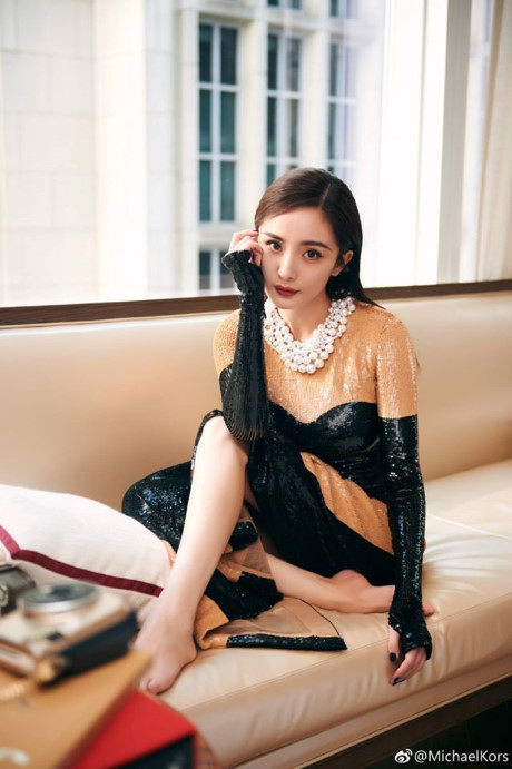 Dương Mịch tỏa sáng với lễ phục gắn 540 nghìn mảnh kim sa trên thảm đỏ - Ảnh 3 Duong Mich toa sang voi le phuc gan 540 nghin manh kim sa tren tham do - Anh 3