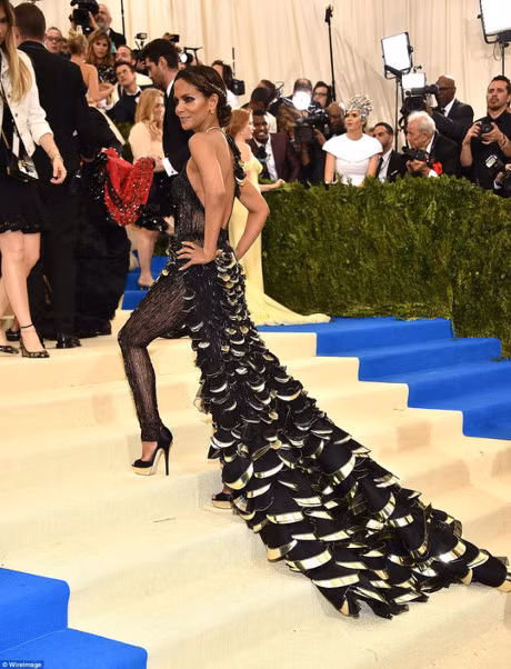 Dam quai di cua sao tren tham do - Anh 10